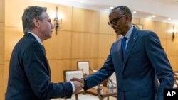 Secrétaire d'Etat Antony Blinken (G) apesi mbote na mokonzi ya Rwand Paul Kagame na Urugwiro Village, na Kigali, Rwanda, 11 aout 2022.