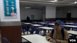 资料照 - 2016年12月初早六点多,孙文广到山大一食堂等待前来就餐的师生员工宣传竞选参政理念。