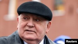 资料照片:前苏联领导人戈尔巴乔夫在莫斯科观看纪念第二次世界大战的游行。(2017年5月9日)