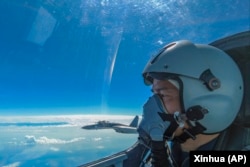 中共官媒新华社发布的照片显示,中国东部战区一名飞行员驾驶战机参加台湾周边海空领域举行的军演。(2022年8月7日)