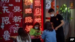 资料照:北京街头的一家餐馆把餐桌摆到门外。(2022年8月24日)