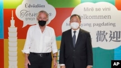 台湾外交部发布消息,美国民主党麻萨诸塞州的联邦参议员埃德·马基率领的一个代表团星期天(8月14日)飞抵台湾进行高层访问,代表团成员有加州的两位众议员约翰·加拉门迪和艾伦·洛文索尔、维吉尼亚州的唐·拜尔以及美属萨摩亚共和党众议员拉德瓦根。美联社提供照片。