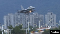一架F-16V战机在台湾花莲空军基地降落。(2022年8月17日)