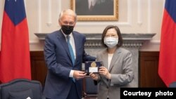 台湾总统蔡英文8月15日在总统府会晤美国参议员马基率领的国会参众议员代表团.