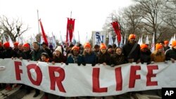反堕胎人士游行走向美国最高法院。(2019年1月18日)