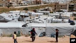 叙利亚难民儿童在黎巴嫩东部的一个非正式难民营里玩耍。(2018年6月13日)