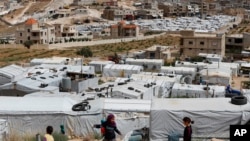 叙利亚难民儿童在黎巴嫩东部的一个非正式难民营里玩耍。(2018年6月13日)