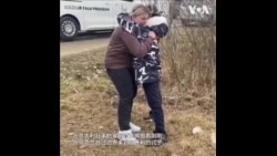 一位乌克兰妇女带着陌生人的孩子越过边界与母亲团聚   一位乌克兰妇女带着陌生人的孩子越过边界与母亲团聚