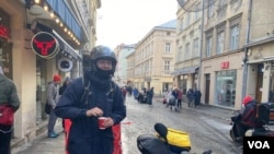 在充满历史古迹的市中心,22岁的玛丽安正在和他的三个朋友喝咖啡。他们为食品和餐送公司Glovo工作(美国之音德特默)。