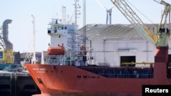 图为被法国海上警察扣押的俄罗斯货船“波罗的海领导人”号(2022年2月26日)