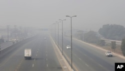Kendaraan melaju di jalan raya saat kabut asap menyelimuti wilayah Lahore, Pakistan, Rabu, 11 November 2020. (Foto: AP)
