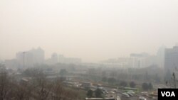 2015年12月8日,北京再陷入重度雾霾(美国之音叶兵拍摄)