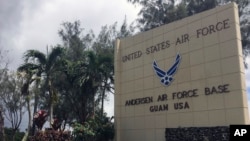 资料照:位于关岛的美国安德森空军基地的大门。(2017年8月10日)
