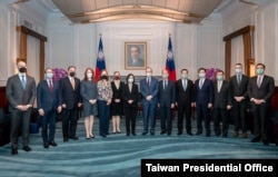 台湾总统蔡英文3月2日接见“美国总统拜登指派之跨党派资深代表团”。(台湾总统府提供)