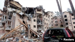 乌克兰基辅地区伊尔平市的一栋住宅楼被俄军炮击摧毁。(2022 年3月2日)