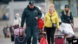 Polisi Polandia membantu para pengungsi Ukraina yang melarikan diri dari perang di negaranya di kota Medyka, Polandia (foto: dok).