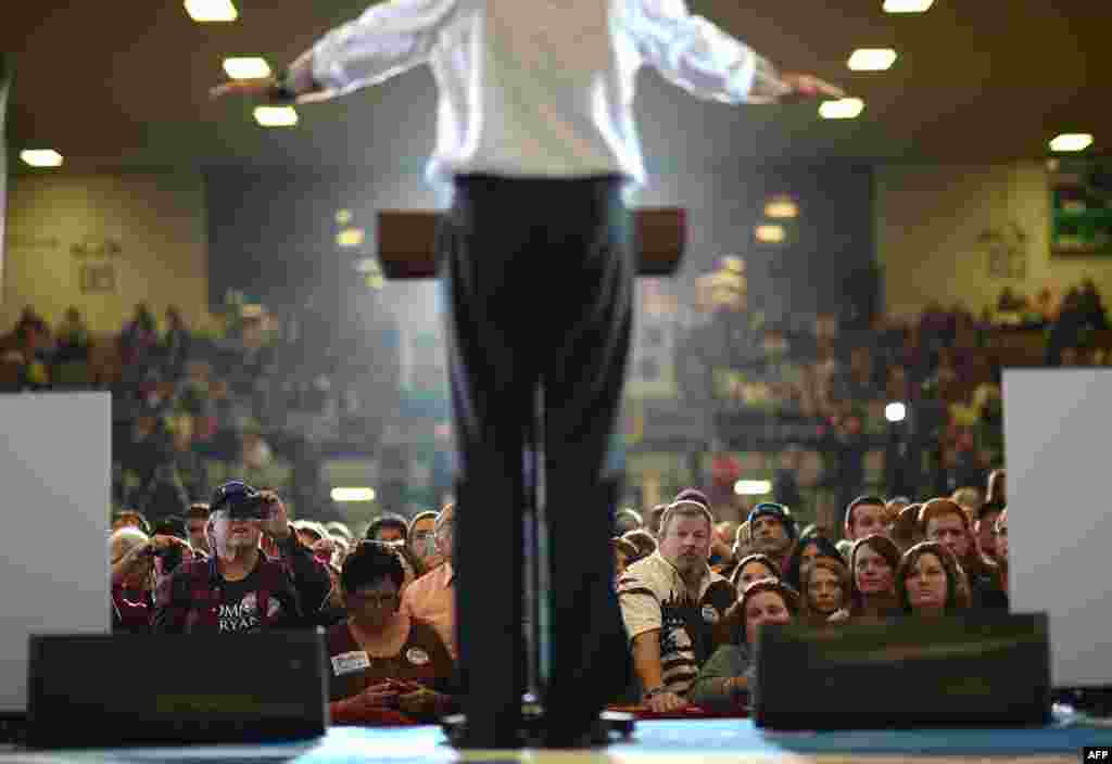 Các ủng hộ viên lắng nghe ông Mitt Romney phát biểu tại cuộc vận động tranh cử ở Marion, Ohio, ngày 28/10/2012.