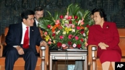 2005年11月18日,中国司法部长吴爱英在北京会见美国总检察长(司法部长)阿尔贝托·冈萨雷斯(Alberto Gonzales)。2017年10月14日,中共官方透露吴爱英被开除党籍。