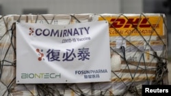 上海复星医药集团代理的美德合作研发的新冠疫苗辉瑞(复必泰)运抵香港国际机场。(2021年2月27日)