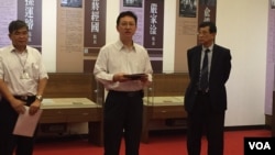 台湾行政院发言人童振源(中间站立者)7月11日下午在行政院贵宾厅会见外媒记者(美国之音林枫拍摄)