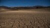 Sebagian waduk Vinuela terlihat kering dan retak akibat minimnya hujan di La Vinuela, Spanyol selatan, 22 Februari 2022. (Foto: AP)