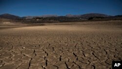 Sebagian waduk Vinuela terlihat kering dan retak akibat minimnya hujan di La Vinuela, Spanyol selatan, 22 Februari 2022. (Foto: AP)