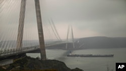 资料照片：一艘油轮离开俄罗斯的新罗西斯克港后，驶过土耳其博斯普鲁斯海峡的亚武兹苏丹塞利姆大桥。(2022年3月1日) 