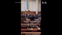 乌克兰议员唱国歌展示团结 乌克兰议员唱国歌展示团结