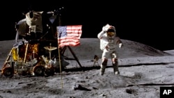 资料照片:美国宇航员约翰·扬（John Young）1972年4月在月球表面向美国国旗敬礼。