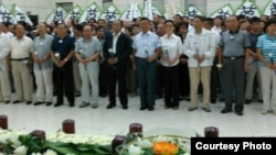 2012年8月,被认定“跳楼自杀”的原哈尔滨常务副市长朱胜文葬礼。(司马南微博图片)