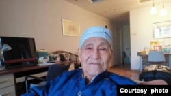 鲍彤生前在北京家中(资料照)