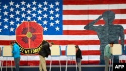 美国弗吉尼亚选民在一处投票站投票。(2022年11月8日)