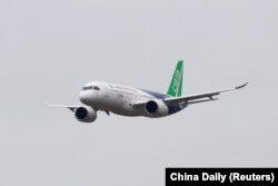 珠海航空展上展示中国首款C-919大型客机。(2022年11月8日)