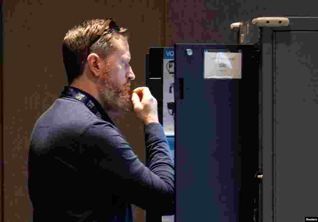 在佐治亚州亚特兰大公民与人权中心内,一位男士参加中期选举的投票。(2022年11月8日)