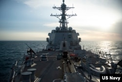 美国海军照片显示“桑普森”号导弹驱逐舰穿越台湾海峡。(2022年4月26日)