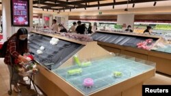 北京市朝阳区居民抢购蔬菜，一个超市空荡荡的蔬菜货架。（2022年4月24日）