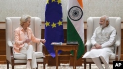 资料照:欧盟委员会主席乌苏拉·冯德莱恩(左)和印度总理莫迪在印度新德里举行会谈。(2022年4月25日)