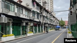 上海街道被绿色铁栅栏围起来。(2022年4月22日)
