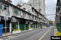 上海街道被绿色铁栅栏围起来。(2022年4月22日)