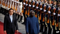 资料照:中国总理李克强在北京人大会堂举行仪式欢迎到访的所罗门群岛总理索加瓦雷。(2019年10月9日)