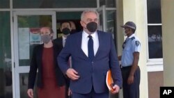 2022年4月22日,美国国家安全委员会印太政策协调员坎贝尔一行抵达所罗门群岛首都霍尼亚拉的机场,对该国进行访问。此行的重点是讨论该岛国与中国签署的安全协议。(美联社视频截图)