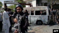 巴基斯坦卡拉奇大学内的中国孔子学院入口处发生一起针对中国人的汽车爆炸,警察正在检查现场。(2022年4月26日)