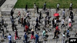 在北京海淀区中关村,人们排队接受新冠病毒检测。据统计,中国40%的人口处于某种形式的封闭状态。(2022年4月26日)