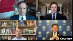 2022年4月25日,美国智库威尔逊中心“尼克松中美研究所”,举行线上发布会,宣布《钢铁长城:中国打压维吾尔人的全球运动》出版。左上起顺时针方向:威尔逊中心“尼克松中美研究所”所长戴博;报告作者贾丁;世界维吾尔大会执行委员会主席卡纳特,以及美国国际宗教自由委员会副主席努里·特克尔 (会议截屏,威尔逊中心)