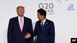 အမေရိကန်သမ္မတ Donald Trump ဟာ G-20 ဆွေးနွေးပွဲအတွက်ရောက်ရှိပြီး ဂျပန်ဝန်ကြီးချုပ်မှ ကြိုဆိုစဉ်