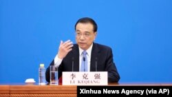中国总理李克强在北京人大会堂全国人大会议闭幕后举行的记者会上讲话的照片。(2022年3月11日)