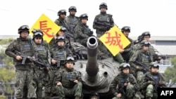 资料照:台湾陆军士兵在一次实弹演习后在美制M60-A3坦克上拍照。(2019年1月17日)