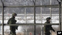 韩国军人在韩朝边界附近巡逻