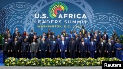 资料照:2022年12月15日,美国总统拜登在华盛顿的会展中心与参加美非领导人峰会的非洲领导人合影。(路透社)