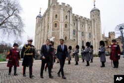 英国首相苏纳克(中)与日本首相岸田文雄抵达伦敦塔签署两国防务协议。（2023年1月11日）